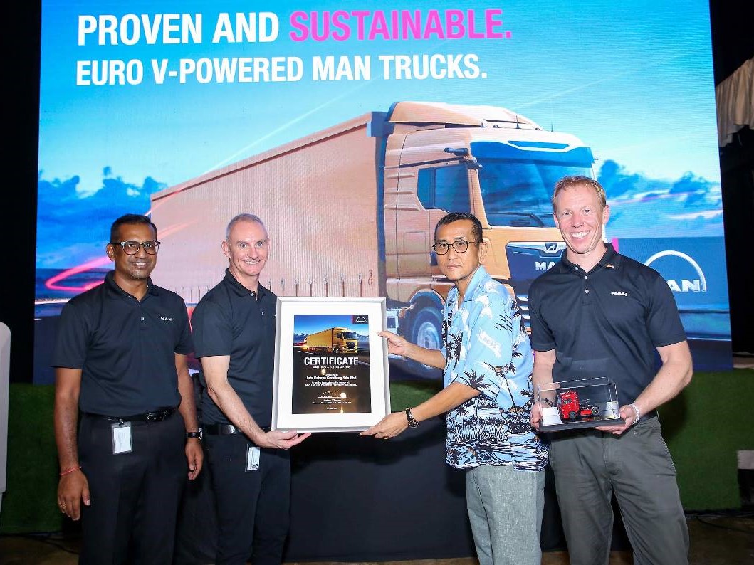 JCG team receiving MAN Trucks certificate award